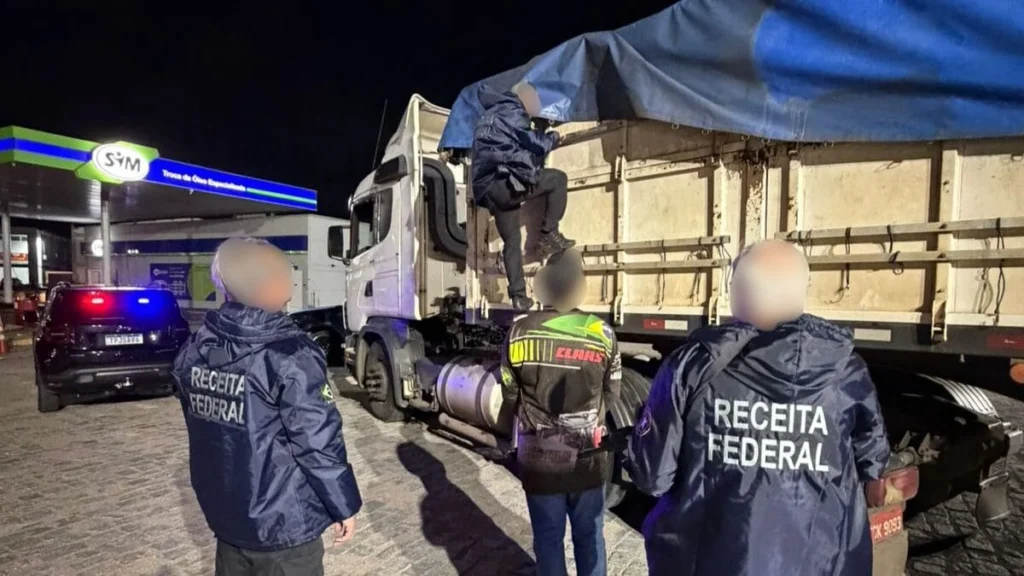 Carga milionária de cigarros foi interceptada pela Receita Federal em SC (RFB SC, Divulgação)