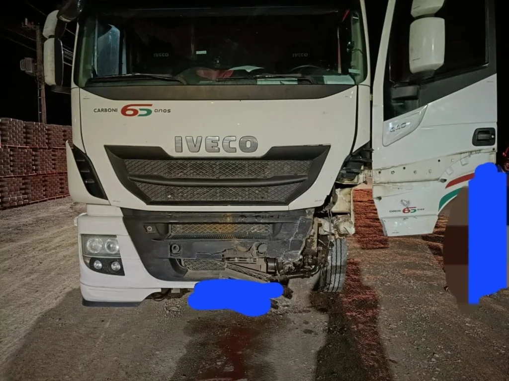 Carros bateram de frente e depois carreta atingiu um deles (Foto: Bombeiros Voluntários, Divulgação)