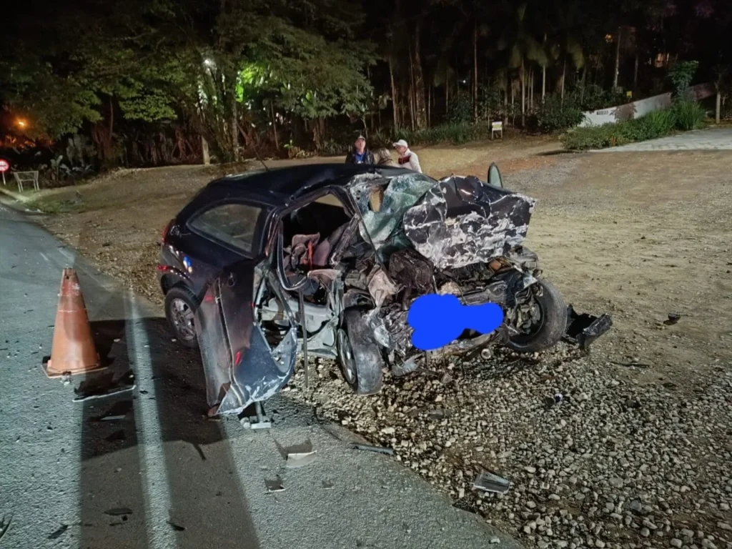 Carros bateram de frente (Foto: Bombeiros Voluntários, Divulgação)