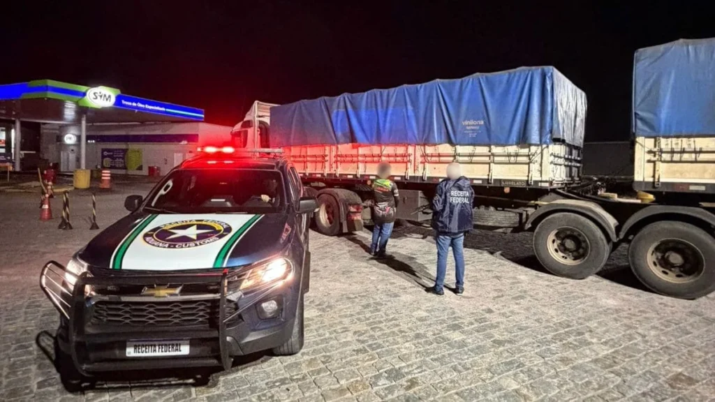Cigarros ilegais estavam escondidos em carga de ração (RFB SC, Divulgação)