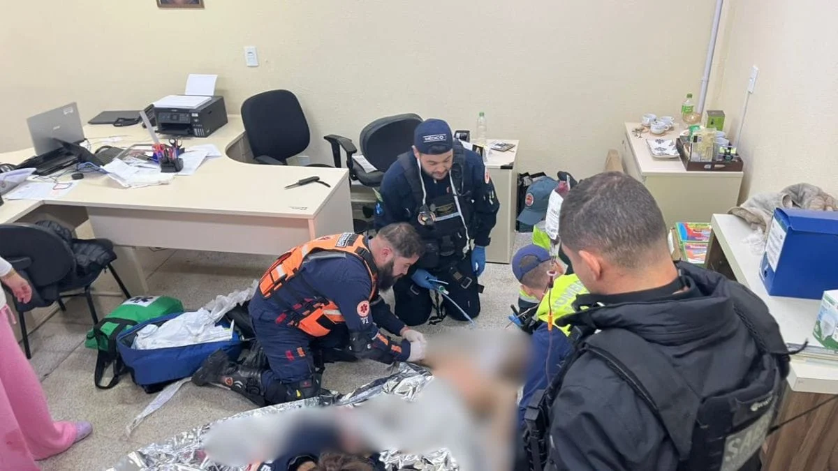 DURANTE O ATENDIMENTO, A VÍTIMA SOFREU UMA PARADA CARDIORRESPIRATÓRIA (Foto: Saer/Fron)
