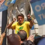 Filme conta trajetória do ex-presidente, facada um mês antes da eleição (foto) e vitória em 2018