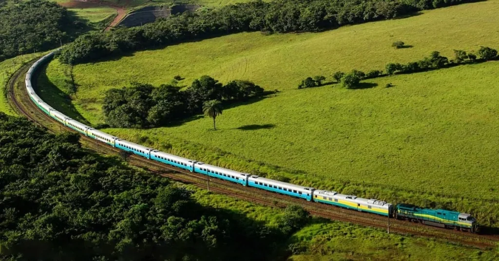 O trem de passageiros que liga Minas Gerais e Espírito Santo tem frequência diária (foto: Divulgação)