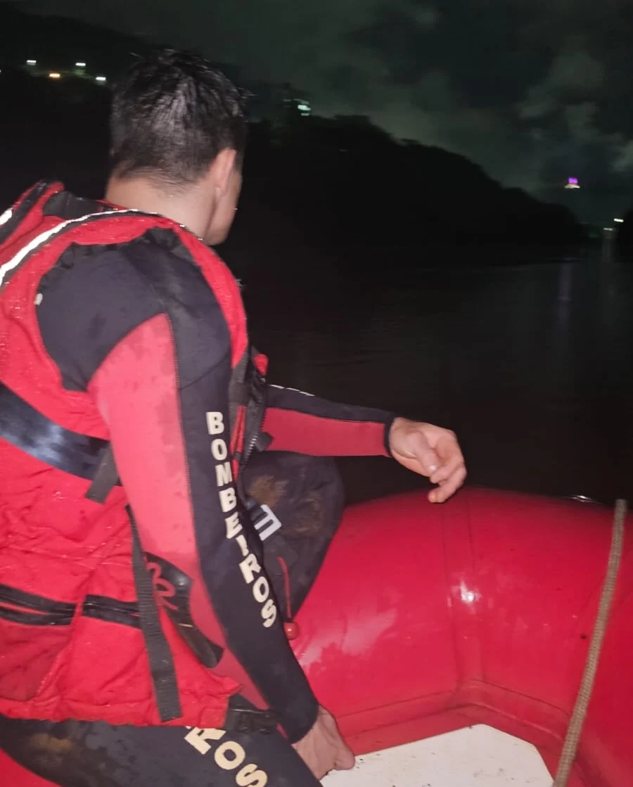 Buscas começaram na noite de domingo (Foto: Corpo de Bombeiros)