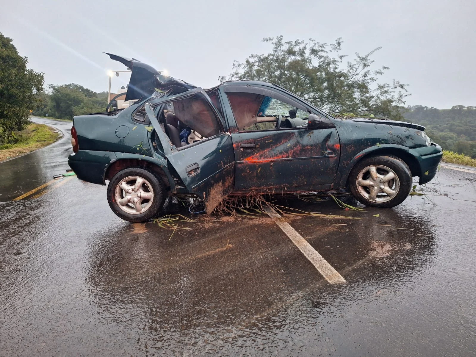 Carro capotou após apresentar falha mecânica (Foto: PMRv)