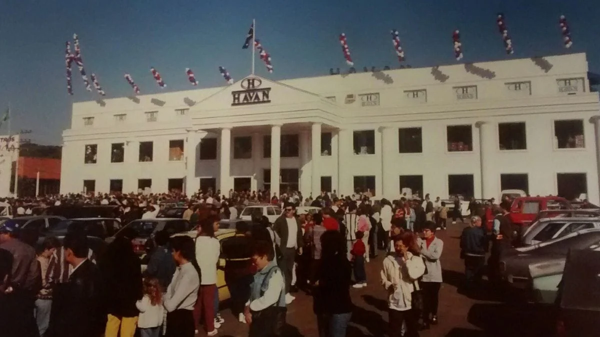 1ª loja com a fachada da Casa Branca, em 1994 (Foto: Divulgação)