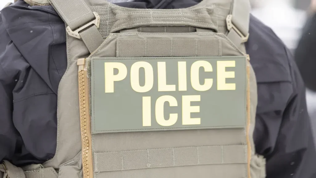 Agente do ICE (Serviço de Imigração, Alfândega e Proteção de Fronteiras) em Minnesota, Estados Unidos • Christopher Juhn/Anadolu via Getty Images