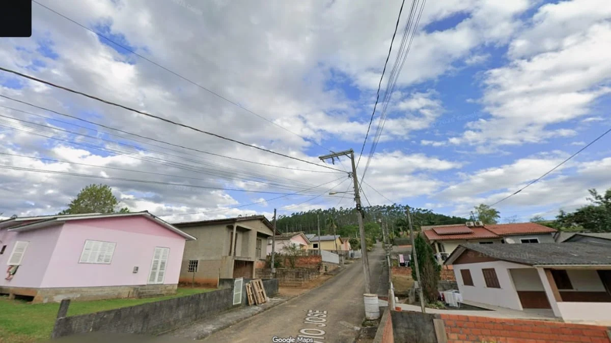 As crianças foram encontradas na Rua Otávio José Elias, no Km 1, em Lauro Müller (Foto: Google Maps)