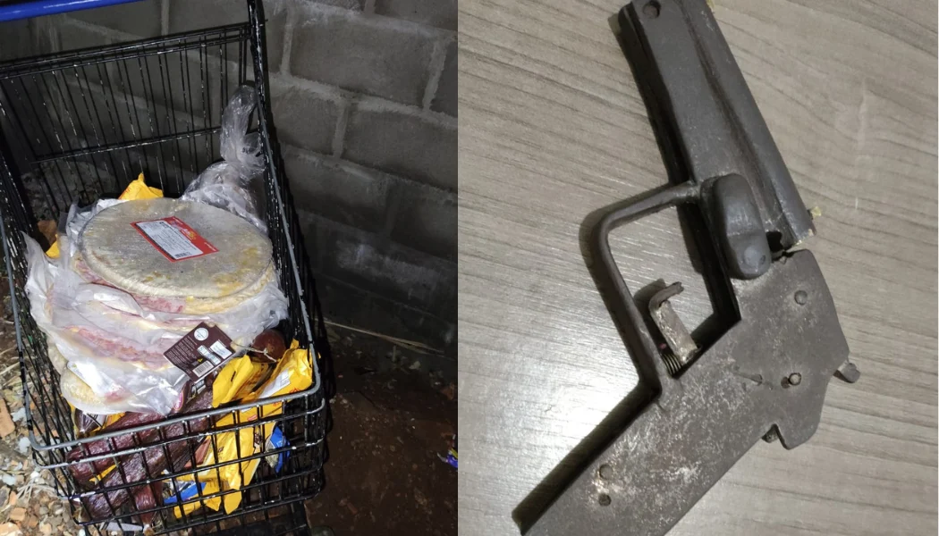 Carrinho de supermercado com objetos furtados e uma arma de fogo foram apreendidos no local (Foto: Polícia Militar)
