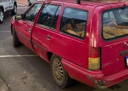 Carro foi apreendido e condutor encaminhado à delegacia (Foto: Polícia Militar)