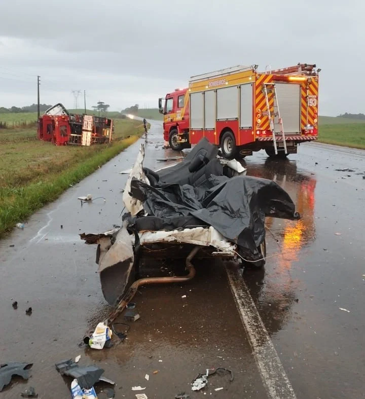 Carro foi partido ao meio com violência da batida (Foto: Corpo de Bombeiros)