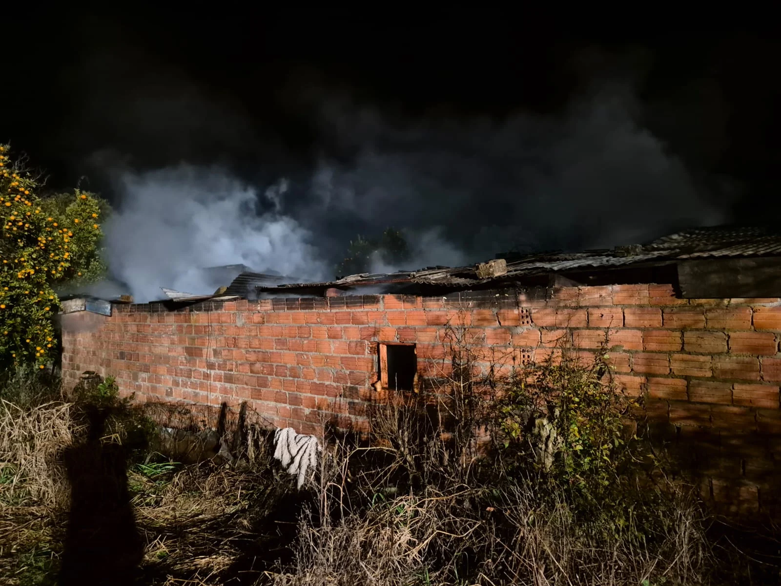 Casa foi consumida por incêndio (Fotos: Corpo de Bombeiros)