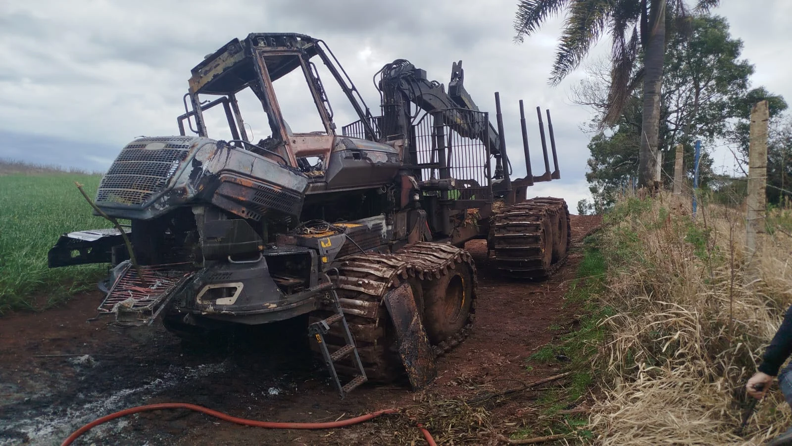 Chamas destruíram a máquina (Foto: Corpo de Bombeiros)