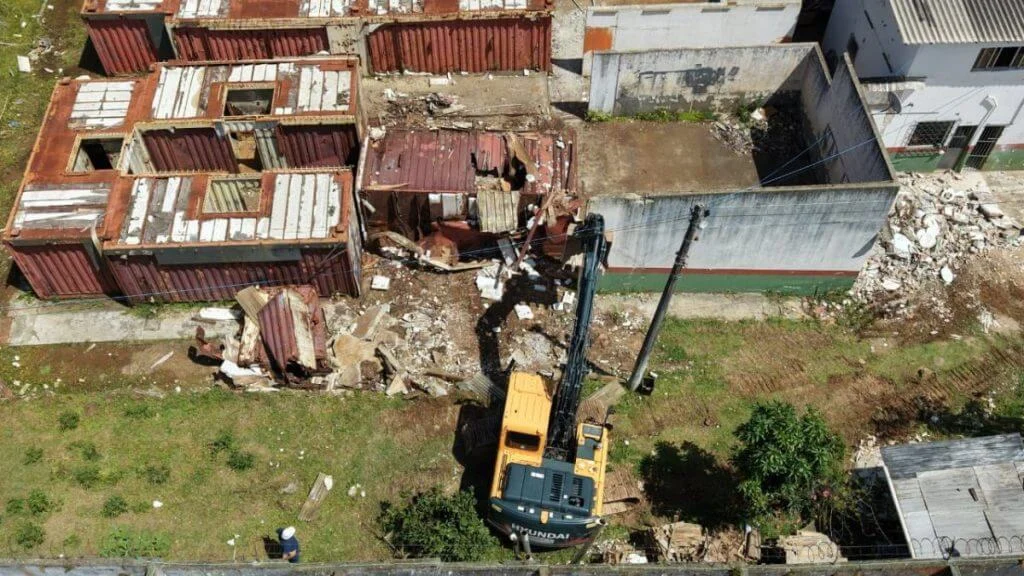 Com quase 100 anos de idade, o Complexo Penitenciário da Agronômica, em Florianópolis, começou a ser demolido (Fotos: Leo Munhoz, Secom GOVSC, Reprodução)