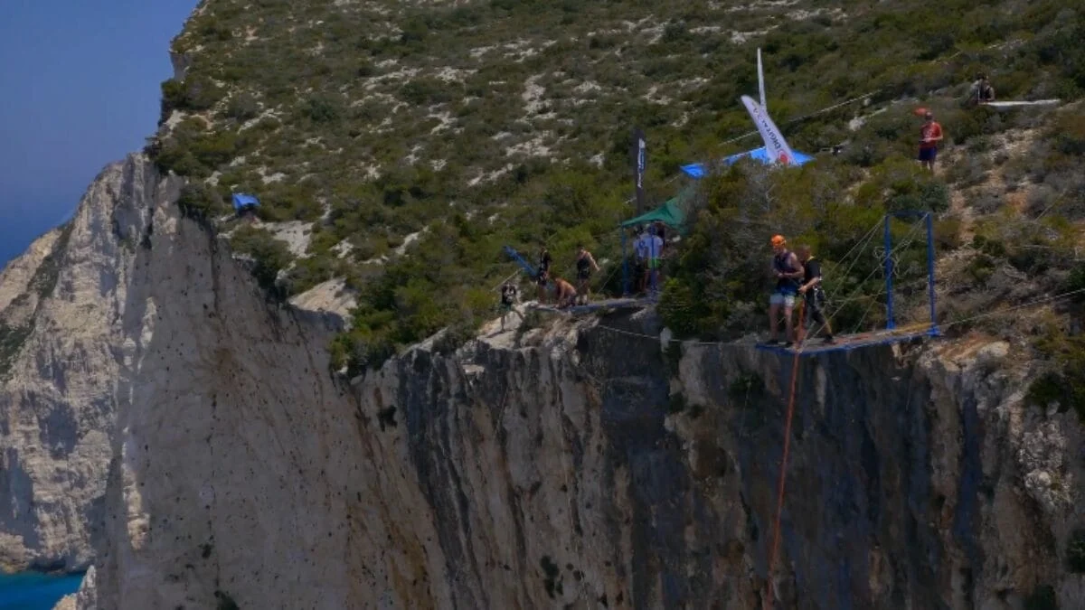É preciso montar todo um sistema para que as pessoas possam praticar o salto. (Foto: Reprodução, YouTube, CamLStudio)
