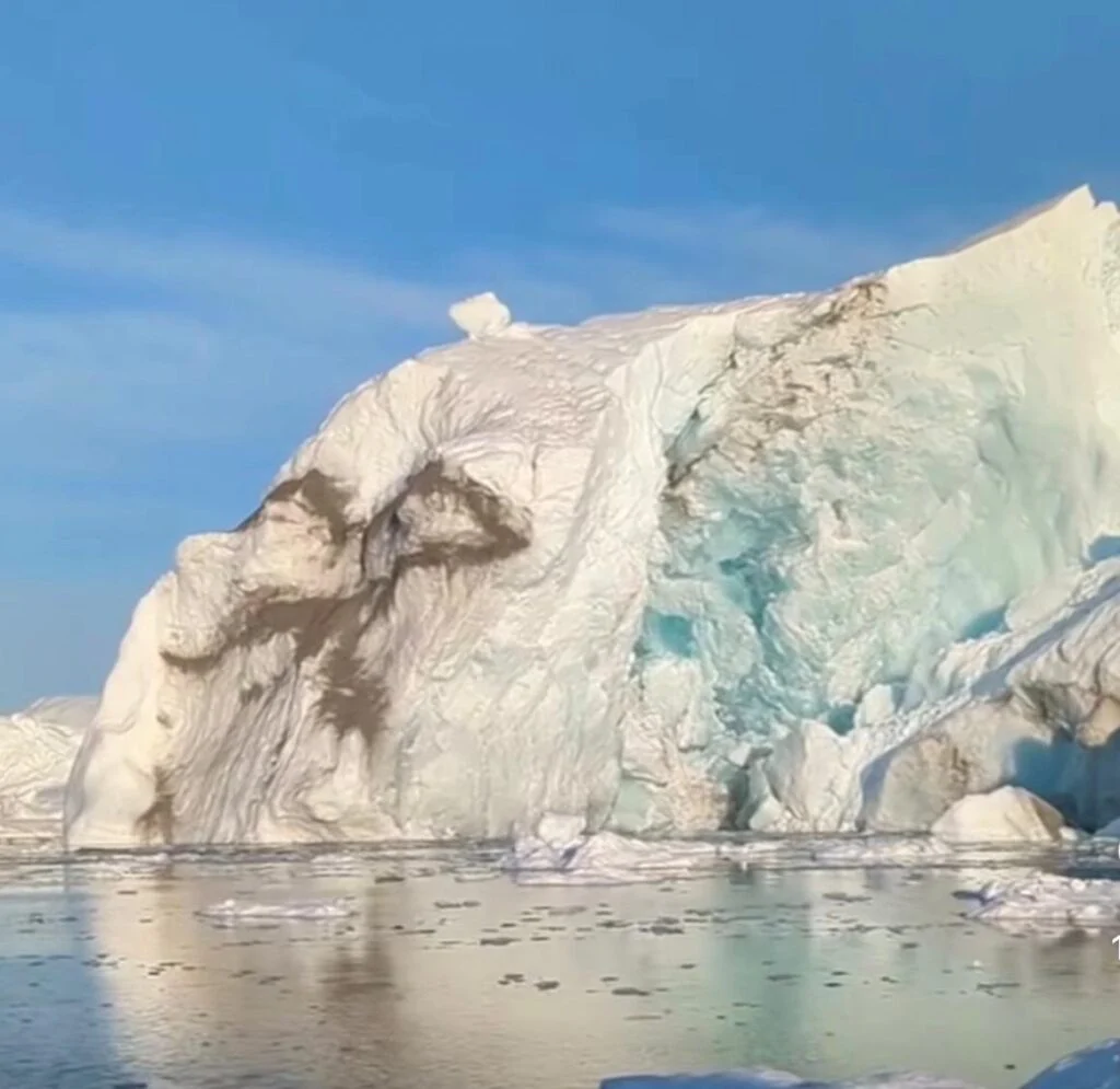 Enorme iceberg se solta bem no momento em que turistas passaram perto e imagens são de tirar o fôlego; VEJA VÍDEO