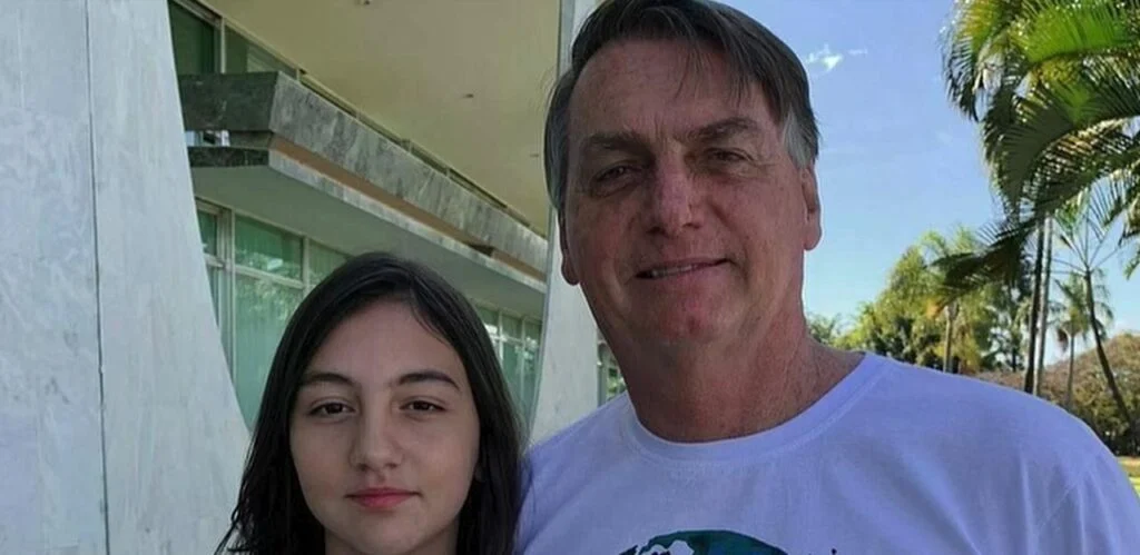 Flávio revela detalhe envolvendo Laura, sua irmã, durante ação da PF na casa de Bolsonaro; VEJA VÍDEO