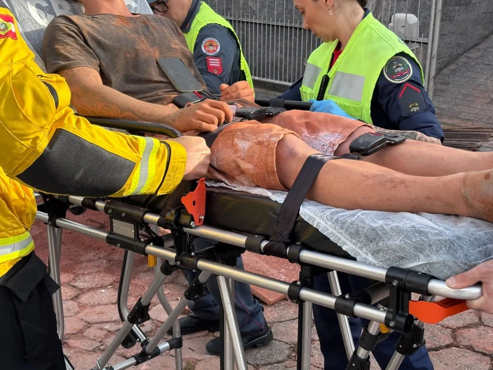 Imagem mostra vítima sendo atendida pelos bombeiros militares em Blumenau — Foto: Fábio Bublitz, NSC TV