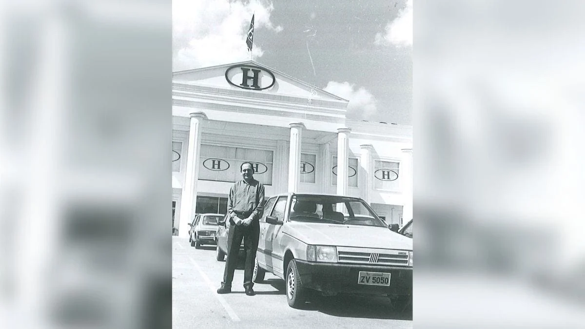 Luciano Hang em frente à loja de Brusque (Foto: Divulgação)