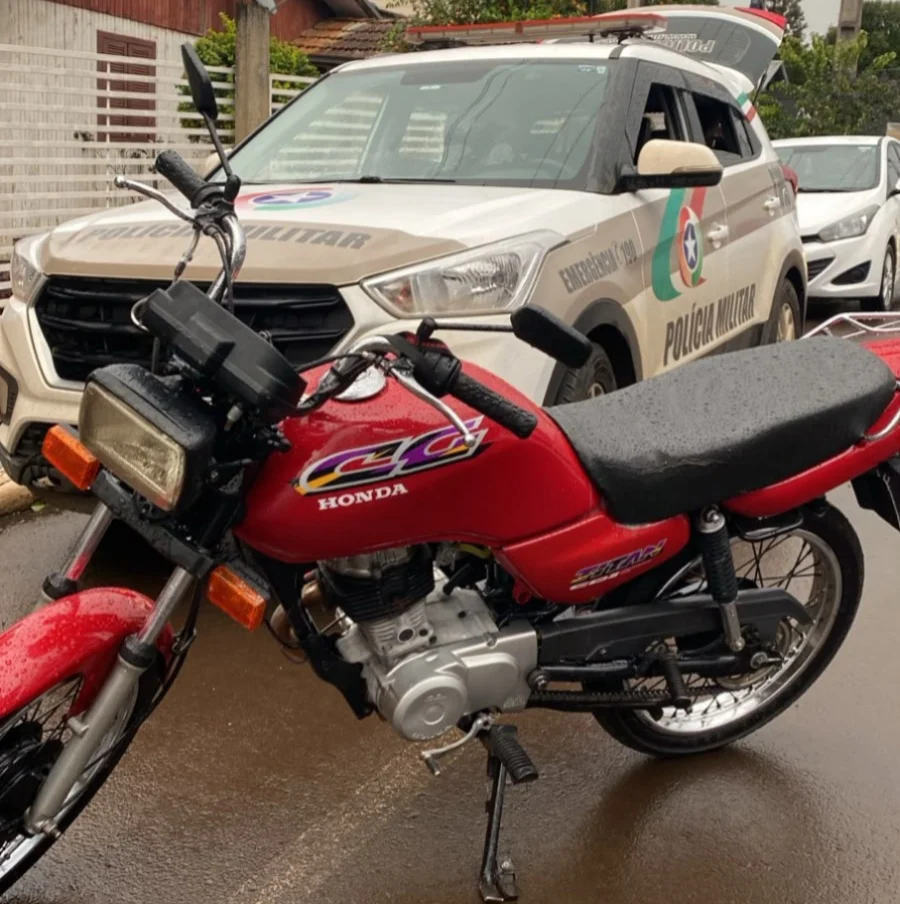 Motocicleta recuperada pela polícia com registro de furto (Foto: Polícia Militar)