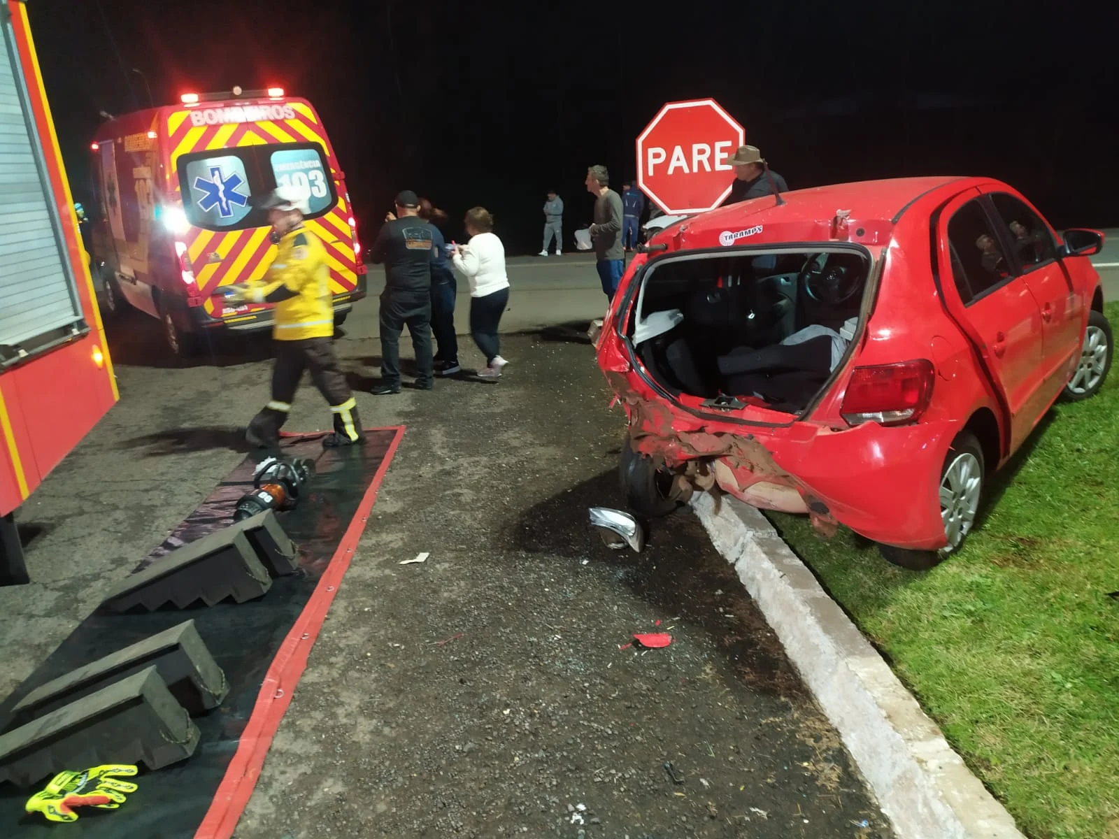 Motorista precisou ser resgatado pelo porta-malas (Foto: Corpo de Bombeiros)