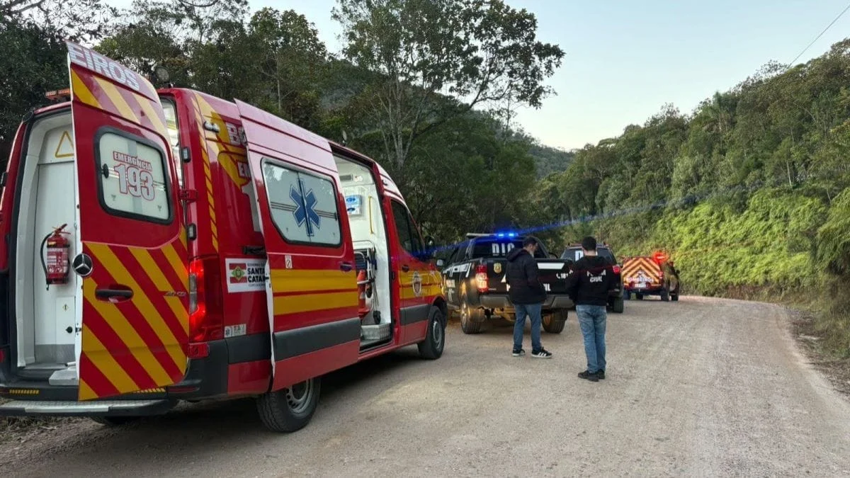 Mulher foi encontrada em Gaspar, em uma ribanceira (Foto: PCSC, Divulgação)