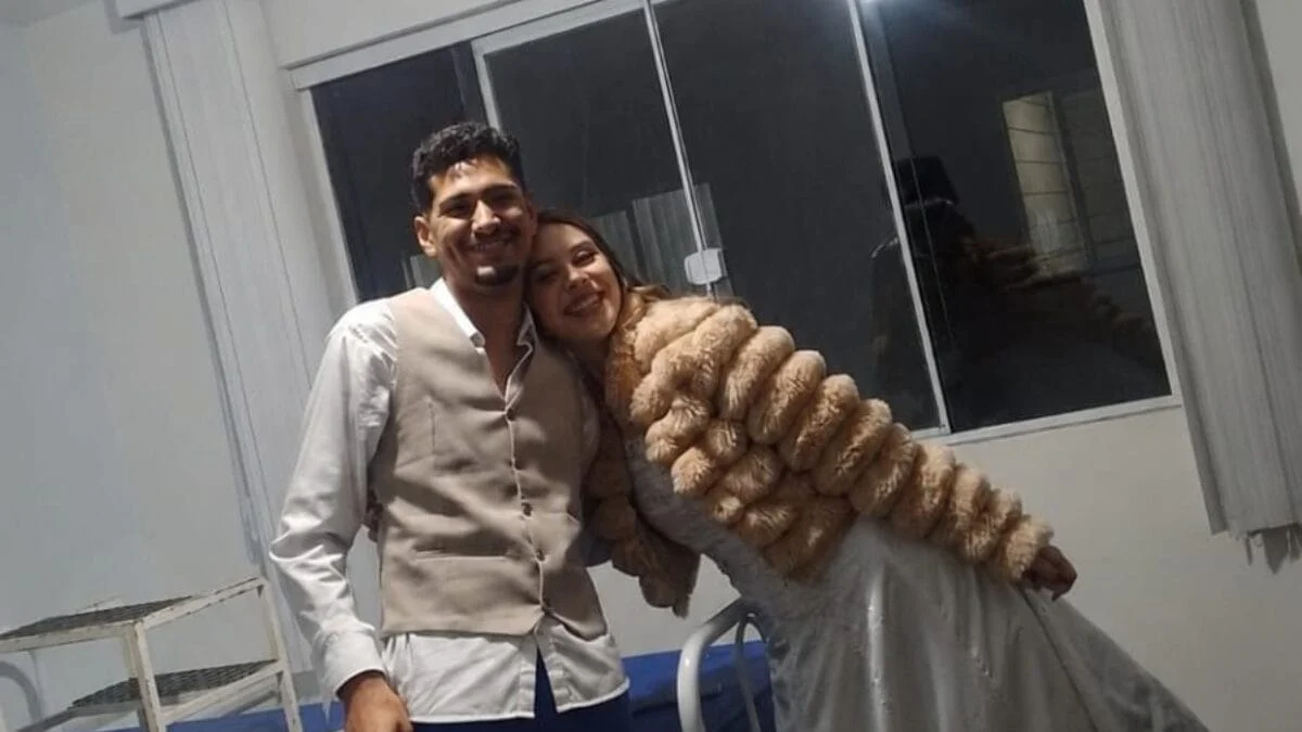 Noivo sofreu acidente horas antes do casamento, recebeu alta e disse “sim” à luz dos faróis dos carros (Foto: Arquivo Pessoal, Divulgação)