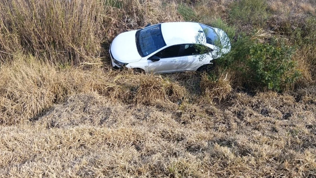 Noivo sofreu acidente horas antes do casamento, recebeu alta e disse “sim” à luz dos faróis dos carros (Foto: Arquivo Pessoal, Divulgação)