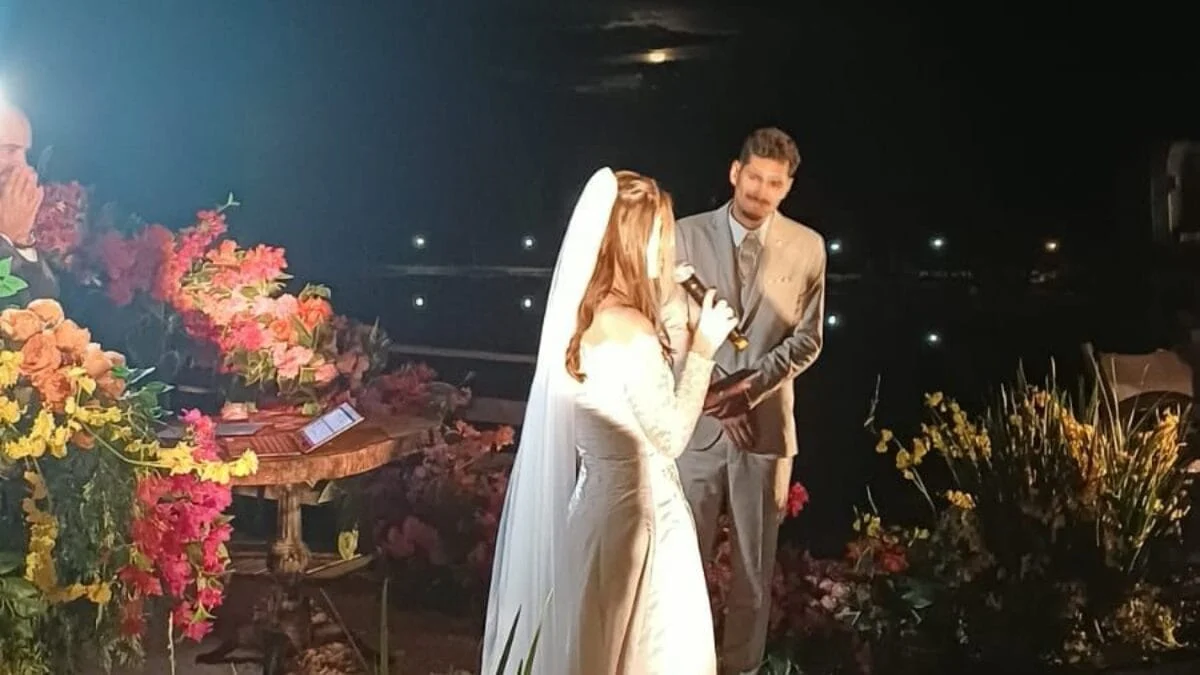 Por volta das 22h, Lucas Gabriel e Maria Eduarda finalmente caminharam até o altar e trocaram alianças (Foto: Arquivo Pessoal, Divulgação)