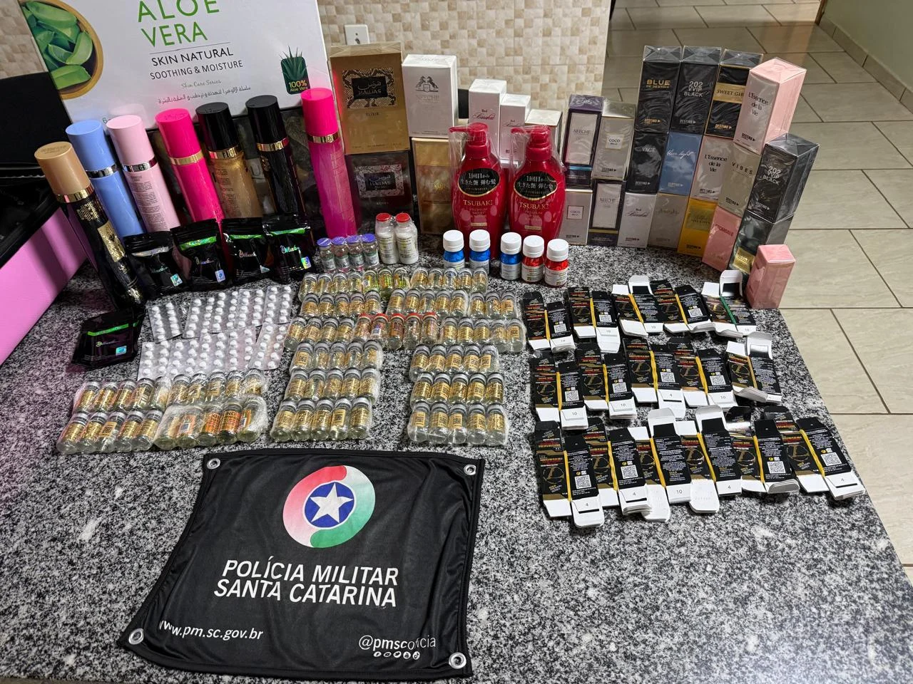 Produtos apreendidos com mulher em ônibus abordado em Bom Jesus (Foto: PMRv)