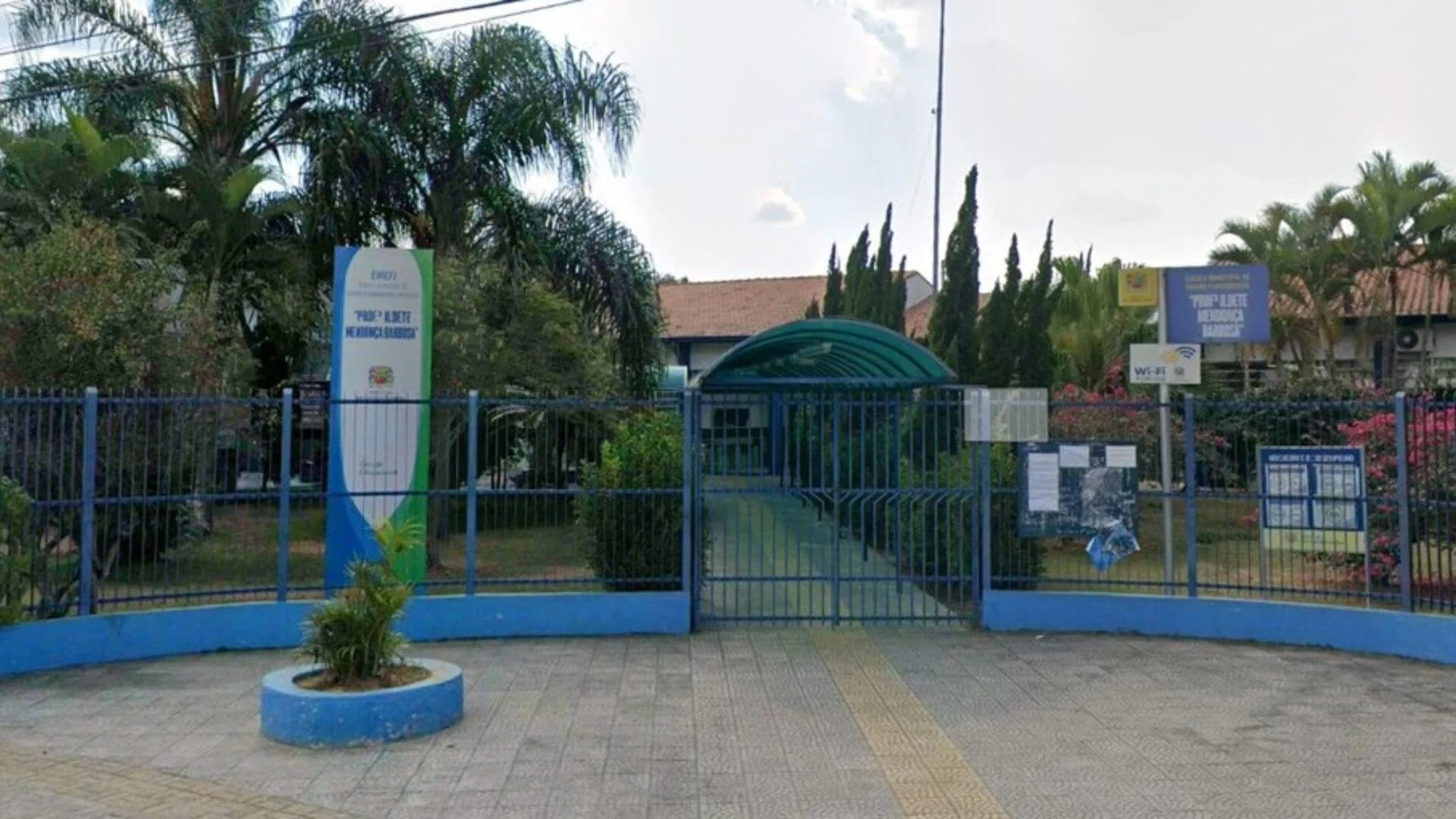 Professora não chegou a beber a água e recebeu atendimento e acolhimento após o ocorrido (Foto: Reprodução)