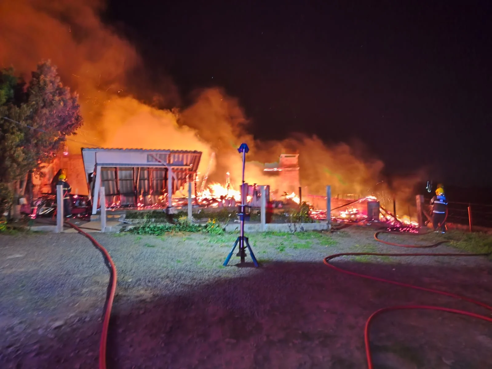 Residência ficou destruída pelo fogo (Fotos: Corpo de Bombeiros)