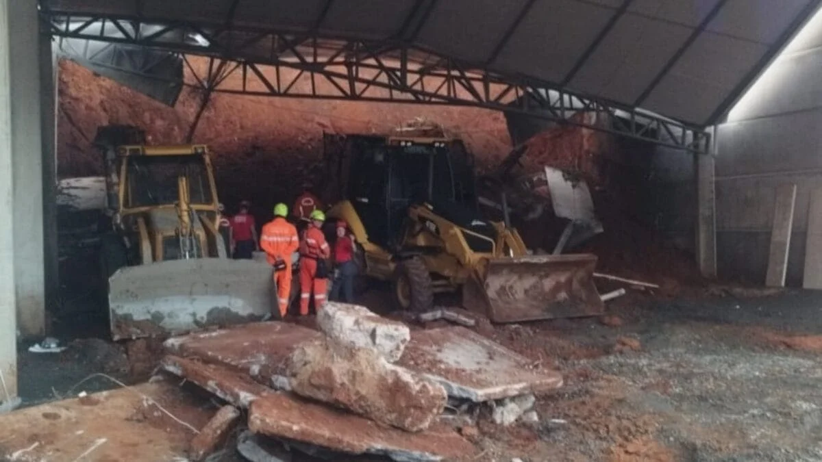 Trabalhadores atuavam em uma obra quando parte da estrutura desabou em Caçador