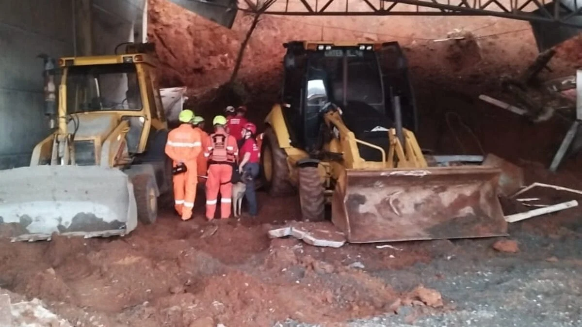 Trabalhadores atuavam em uma obra quando parte da estrutura desabou em Caçador