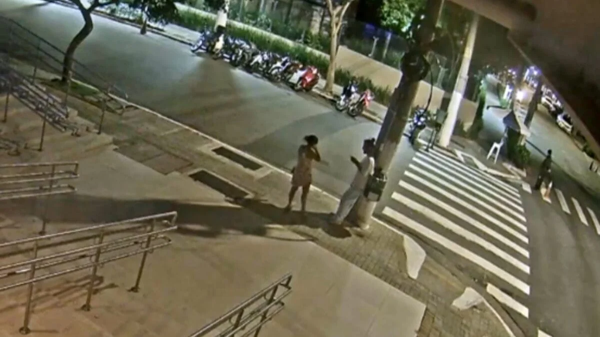 Vídeo mostra Cartolouco queimando um cigarro na orelha de uma ex-namorada (Foto: TV Globo, Reprodução)