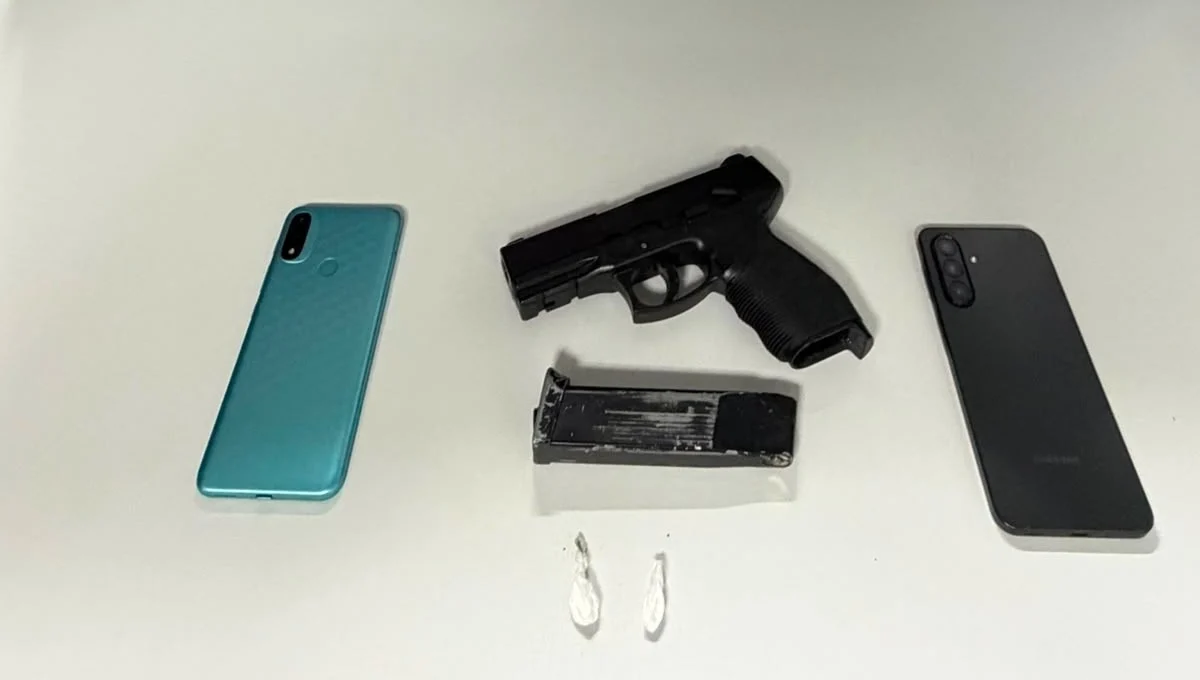 Arma e drogas foram apreendidas (Foto: Polícia Militar)