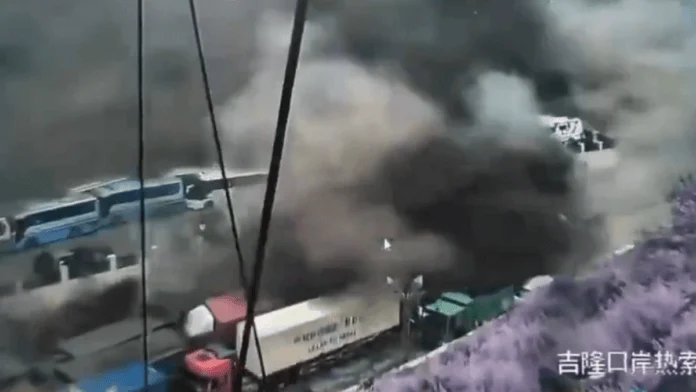 Avalanche de terra foi provocada por enchente repentina (Foto: Redes sociais, Reprodução)