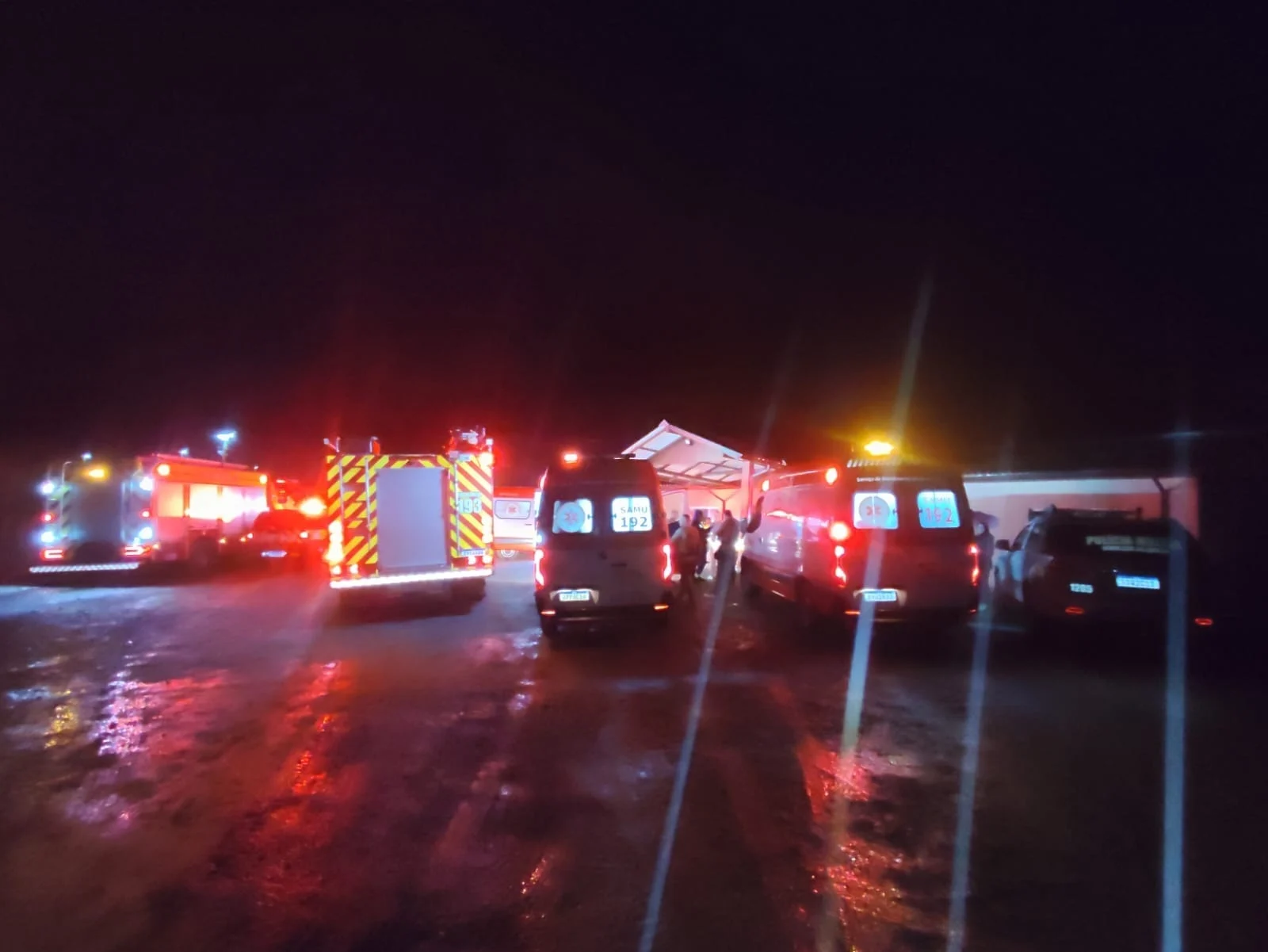 Bombeiros, Samu e Polícia Militar atenderam a ocorrência (Foto: CBMSC, Divulgação)