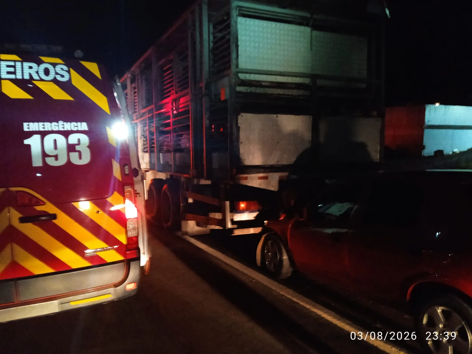 Carro bateu na traseira de caminhão (Foto: Corpo de Bombeiros)