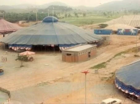 Construção da primeira praça de alimentação do parque, em 1991. Em 1996 o parque desmontou a lona e montou a nova Praça de Alimentação (Foto: Memórias BCW)