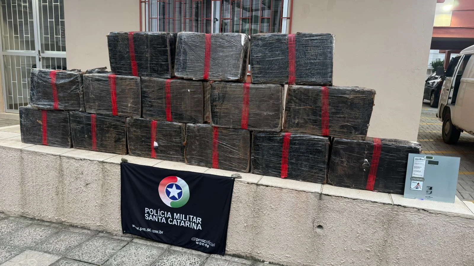 Drogas foram apreendidas durante abordagem na manhã desta quinta-feira (Foto: Polícia Militar)