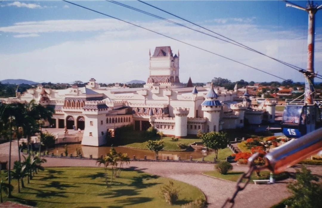 Imagem que mostra o Castelo das Nações, porta de entrada do parque, em 2002. A estrutura foi inaugurada em 1997 (Foto: Matheus Homrich, Memórias BCW)