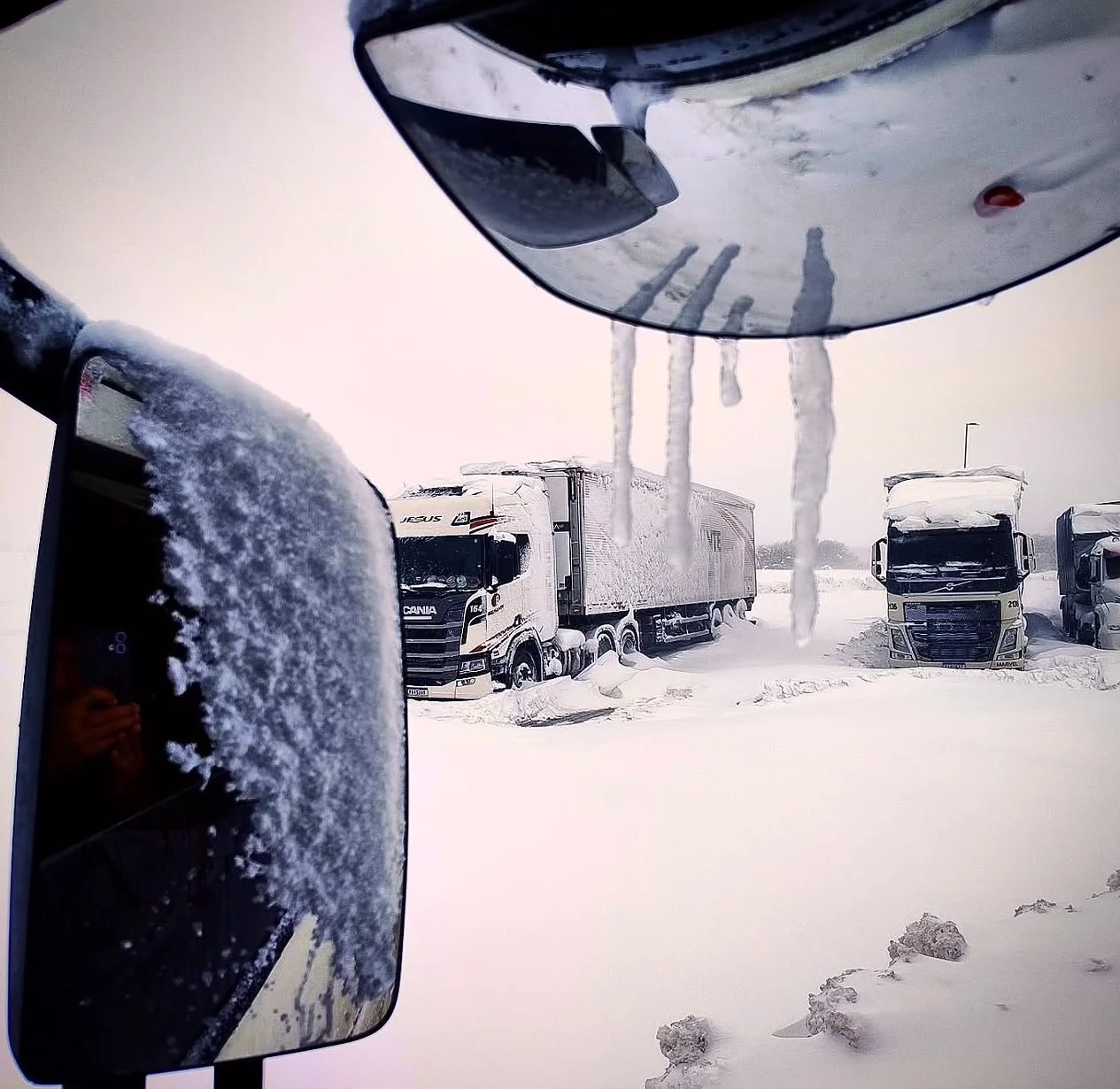 Neve cobre a estrada e deixa caminhões retidos na região de Pino Hachado, na fronteira entre Chile e Argentina (Foto: Arquivo Pessoal)