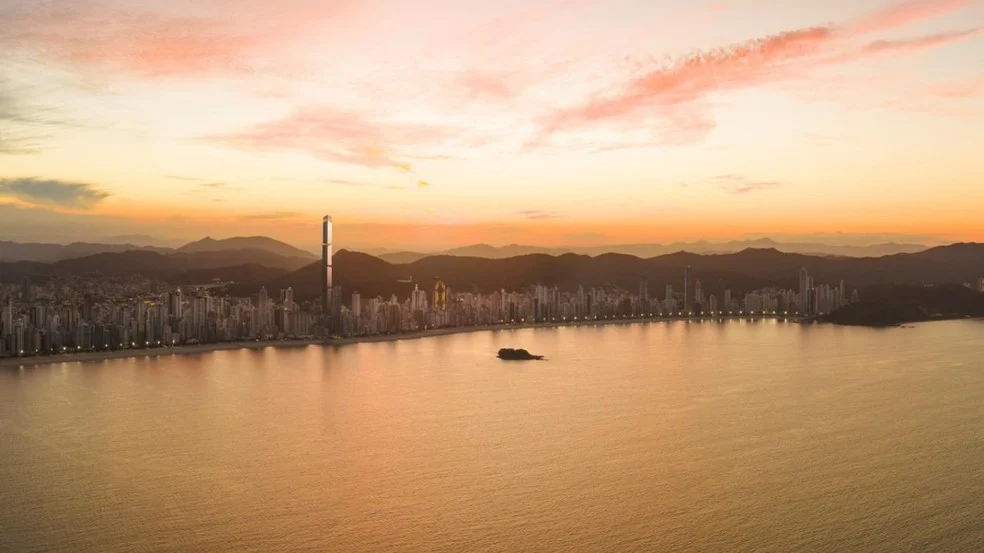 Novo arranha-céu de Balneário Camboriú que pretende ser um dos maiores da América Latina terá 400 metros e mais de 100 andares — Foto: Lotisa/Divulgação