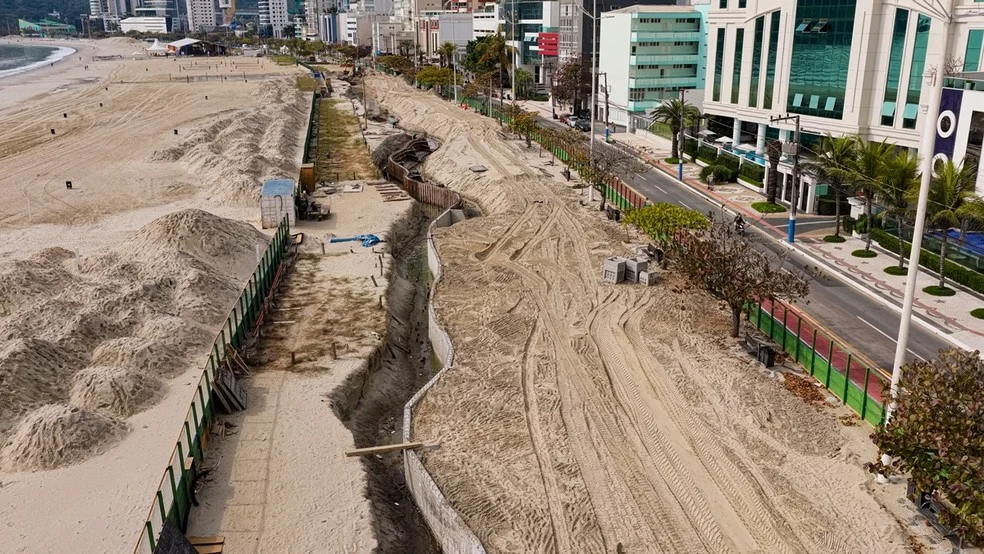Obras de muro de proteção costeira na Praia Central de Balneário Camboriú — Foto: PMBC/Divulgação