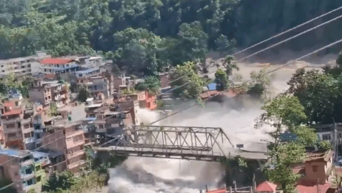 Ponte ficou destruída (Foto: Redes sociais, Reprodução)