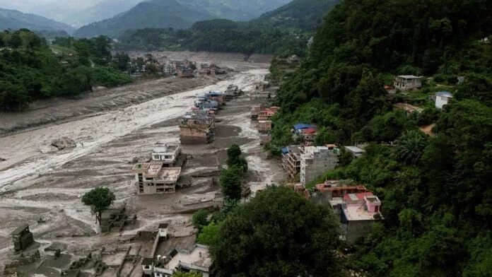 Rio Trishuli inundou e atingiu casas (Foto: REUTERS)