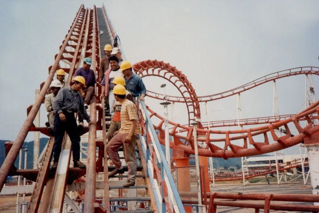 Trabalhadores na construção da Star Mountain, a primeira montanha-russa do Beto Carrero, em 1994 (Foto: Memórias BCW)