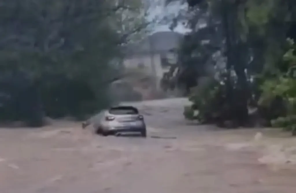 Carro é levado pela enchente no RS. (Imagem: Redes sociais)