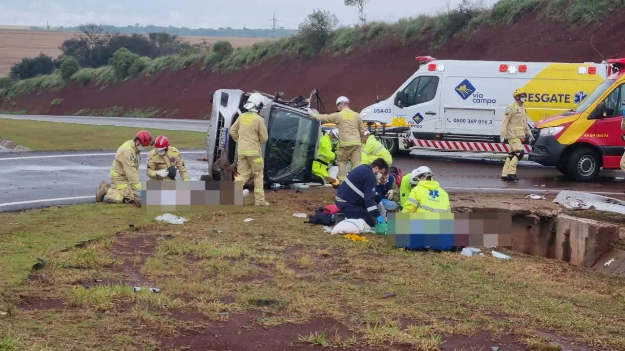 Carro onde as vítimas estavam capotou várias vezes (Foto: Portal CGN)